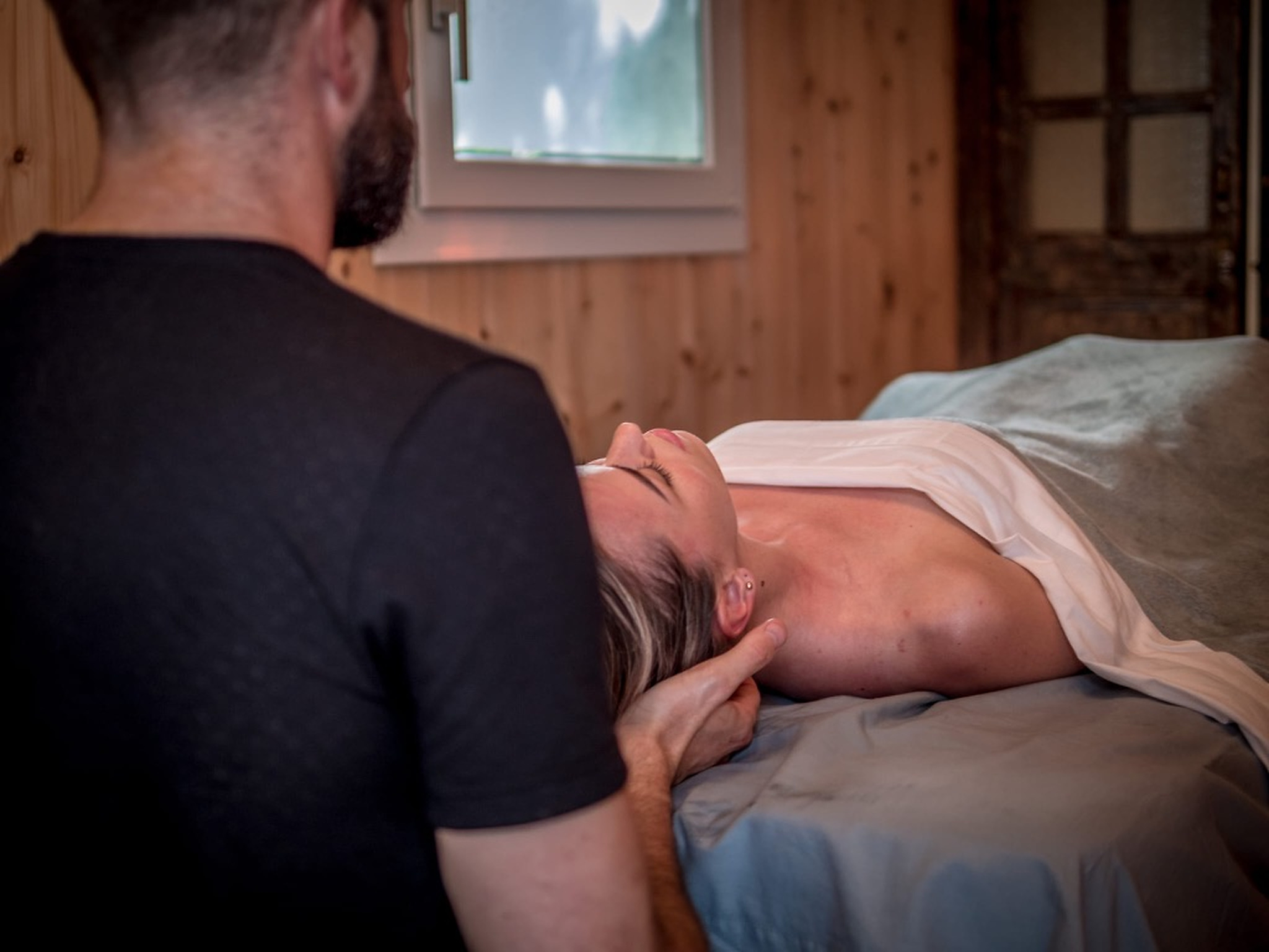 Travail manuel précis lors d’un massage thérapeutique à Montreux